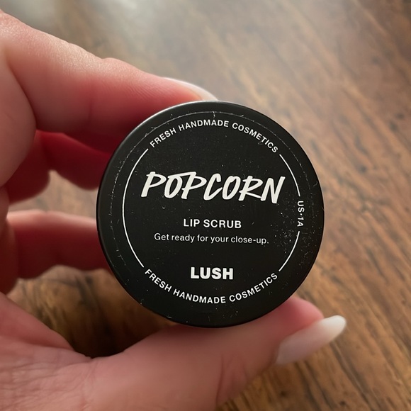 Popcorn lip scrub Lush Kitchen subscription box April 2024 - Picture 3 of 4